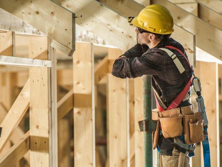 Zimmermann baut einen Dachstuhl
