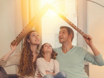 menschen-gemischt-familie-begeisterung-freude-haus-hausbau In 12 Schritten ins Traumhaus